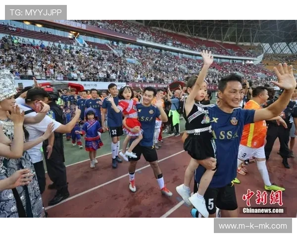 香港队王馨馨比赛中滑垒体现敬业态度